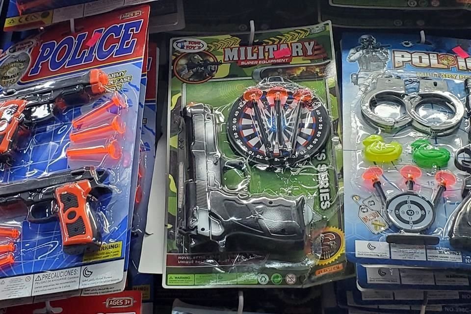 De hecho son estos objetos los que llaman más la atención a los niños y a sus padres, que han normalizado este tipo de juguetes en las calles.