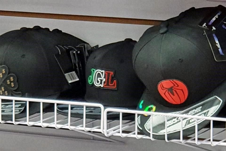 Además de las armas de juguete, en ese corredor comercial abundan artículos que tienen el sello de la cultura narco, con imágenes de Joaquín 'El Chapo' Guzmán y su hijo Ovidio.