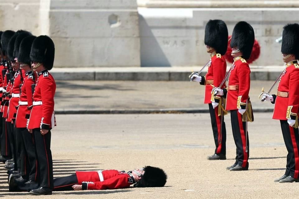 Tres guardias se desmayaron durante el ensayo para el festejo de cumpleaños del Rey Carlos III en Londres.