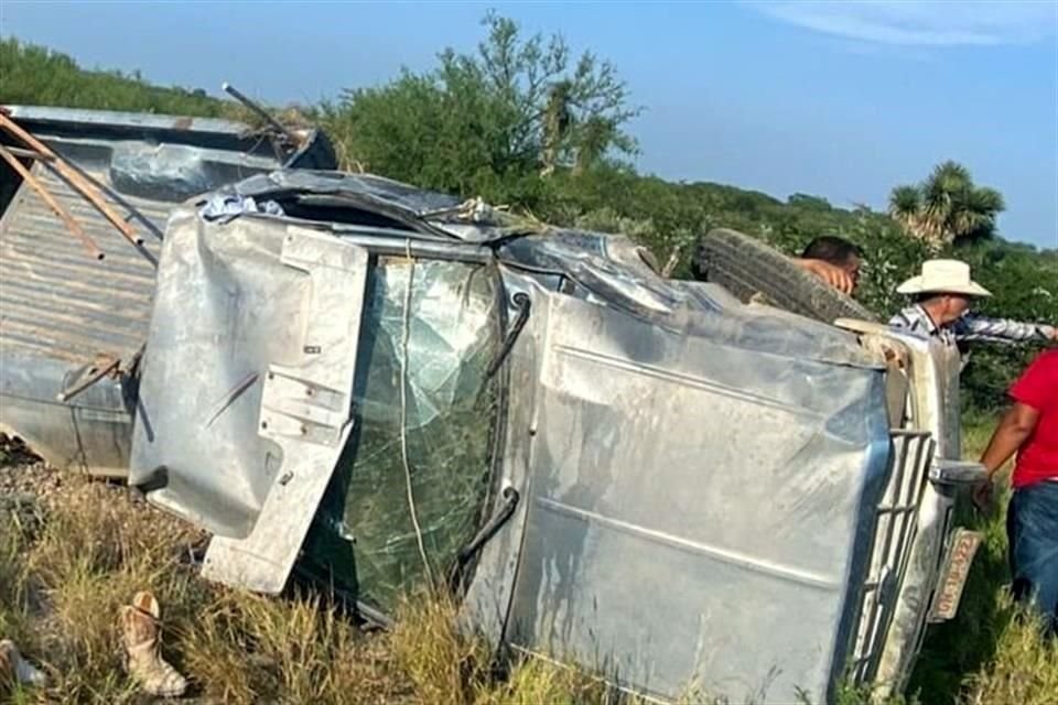 La camioneta terminó volcada luego de que el conductor perdió el control y se salió de la Carretera China-Méndez.
