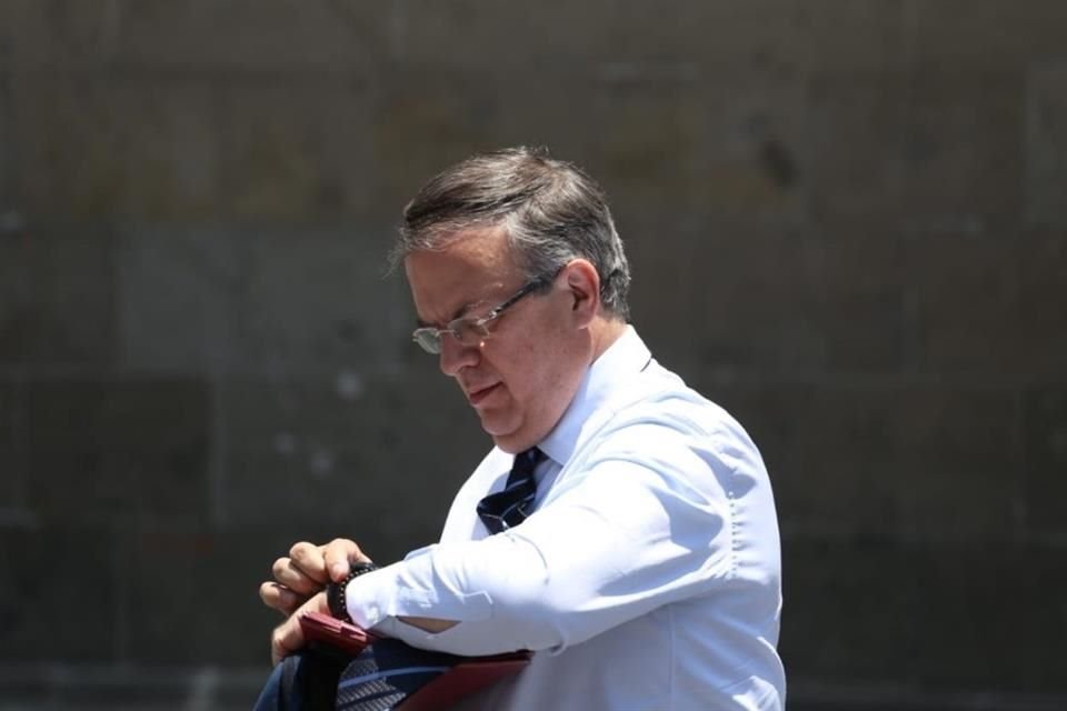 Canciller Ebrard llegó a Palacio Nacional para presentar su renuncia ante AMLO.