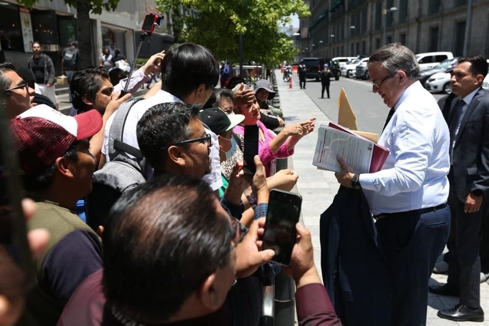 A su llegada, el todavía titular de SRE fue recibido por simpatizantes.