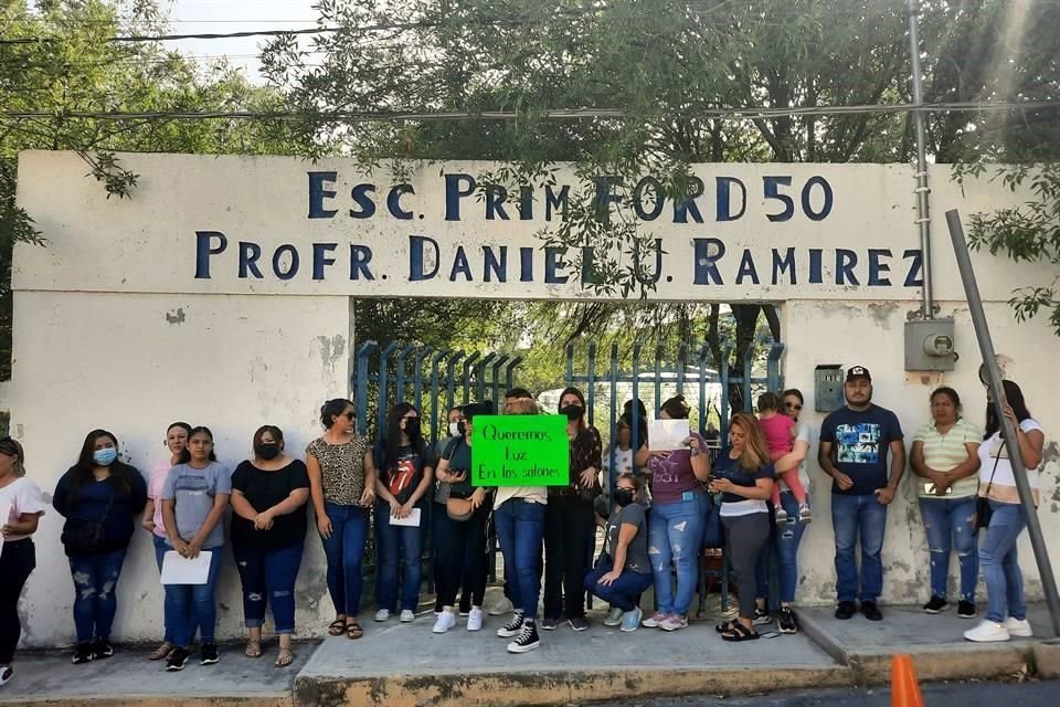 Padres de familia realizaron un plantón al exterior del plantel para exigir una solución.