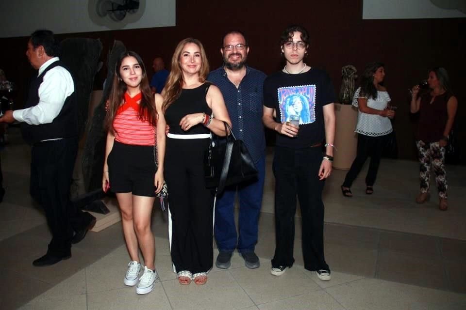 Catalina Gloria, Anita Ramírez, Roberto Gloria y Roberto Gloria