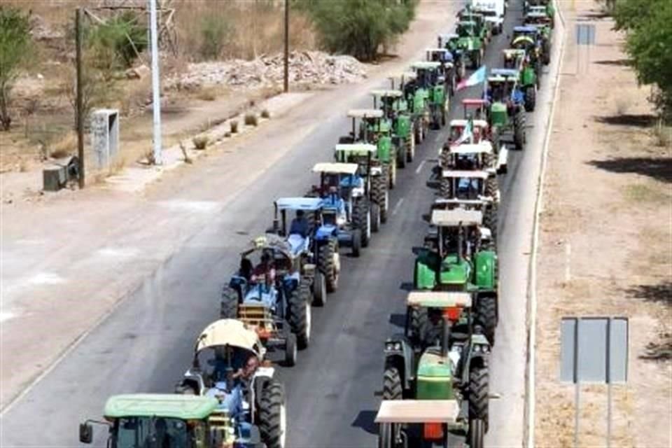 En Sonora, la caravana de tractores fue visible sobre la vía federal 15, entre Ciudad Obregón y Navojoa.