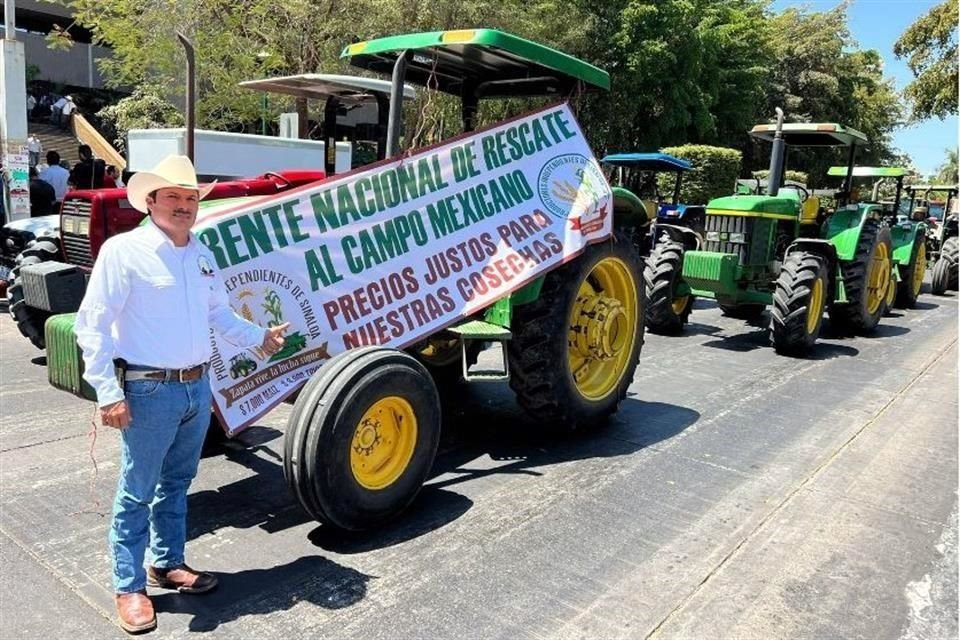 Por segundo día, los agricultores mantienen bloqueado el Aeropuerto de Culiacán.