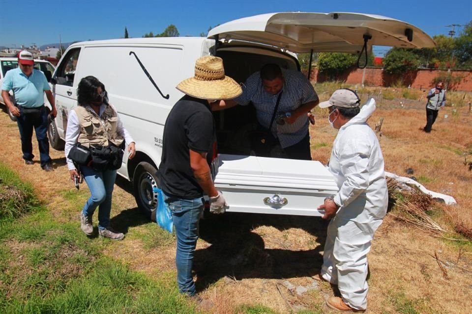 El cuerpo de la bebé se encontraba dentro de un féretro blanco con los datos de identificación de la carpeta de investigación del hallazgo que se registró en octubre de 2022.