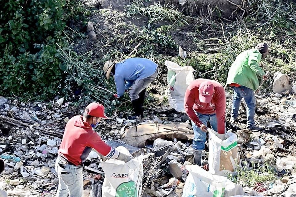 Autoridades y vecinos trabajan en mejorar el área verde.