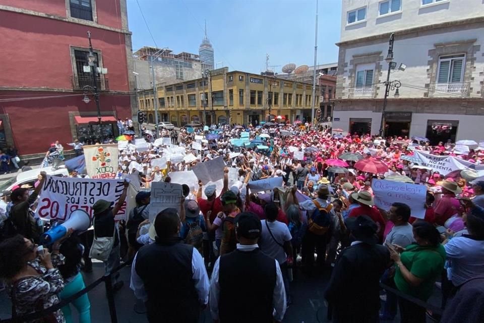 Vestidos con playera blanca, banderas y pancartas, los ciudadanos se instalaron a la entrada del Palacio de Donceles. 
