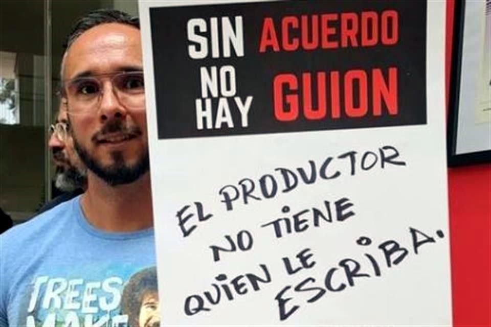 Escritores y actores mexicanos como Carlos Cuarón y Daniel Giménez Cacho apoyaron la huelga de guionistas de Hollywood.