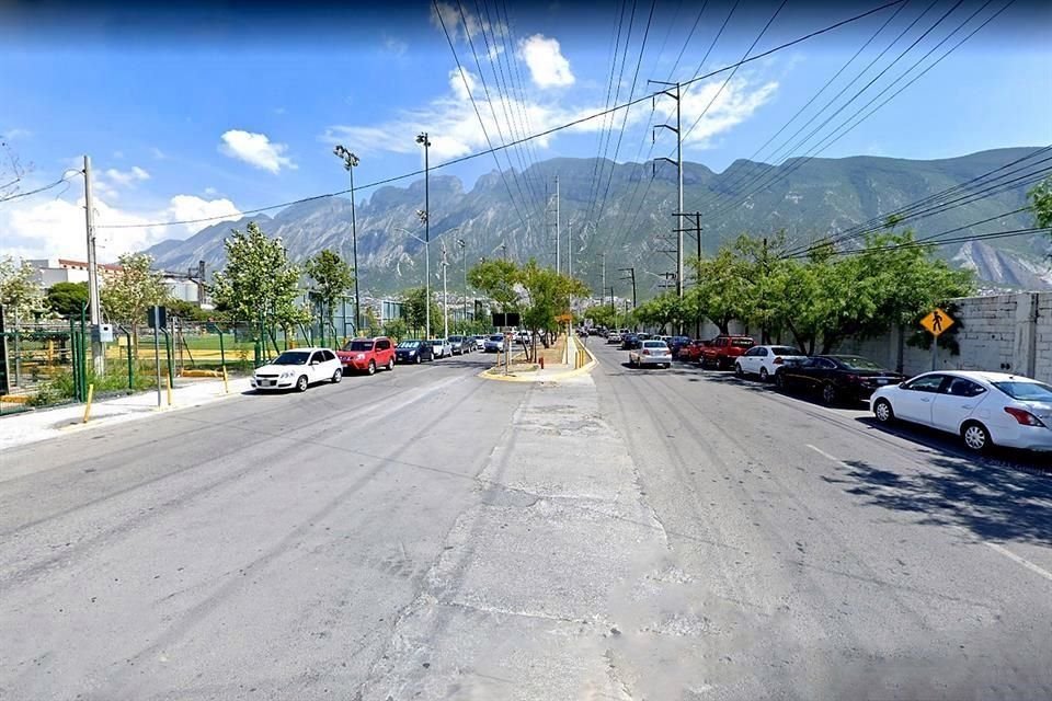 La calle tiene un importante flujo vehicular, ya que en ella, además del campo, hay oficinas municipales, un gimnasio y una clínica.