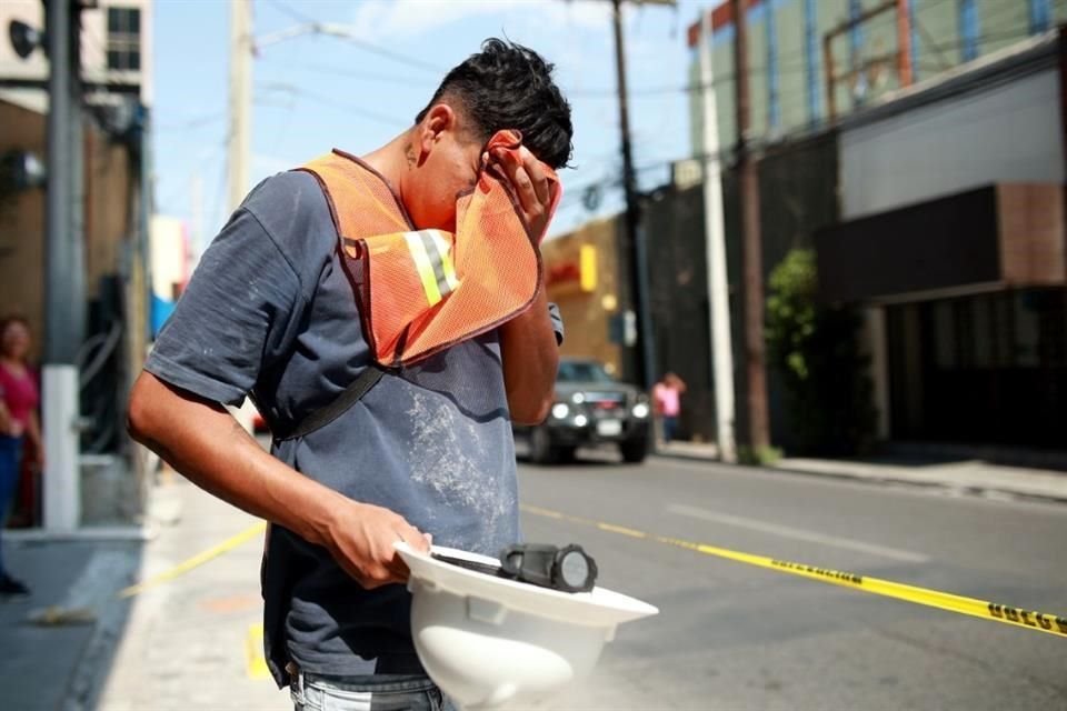 Trabajadores no detienen labores pese a los riesgos de insolación.