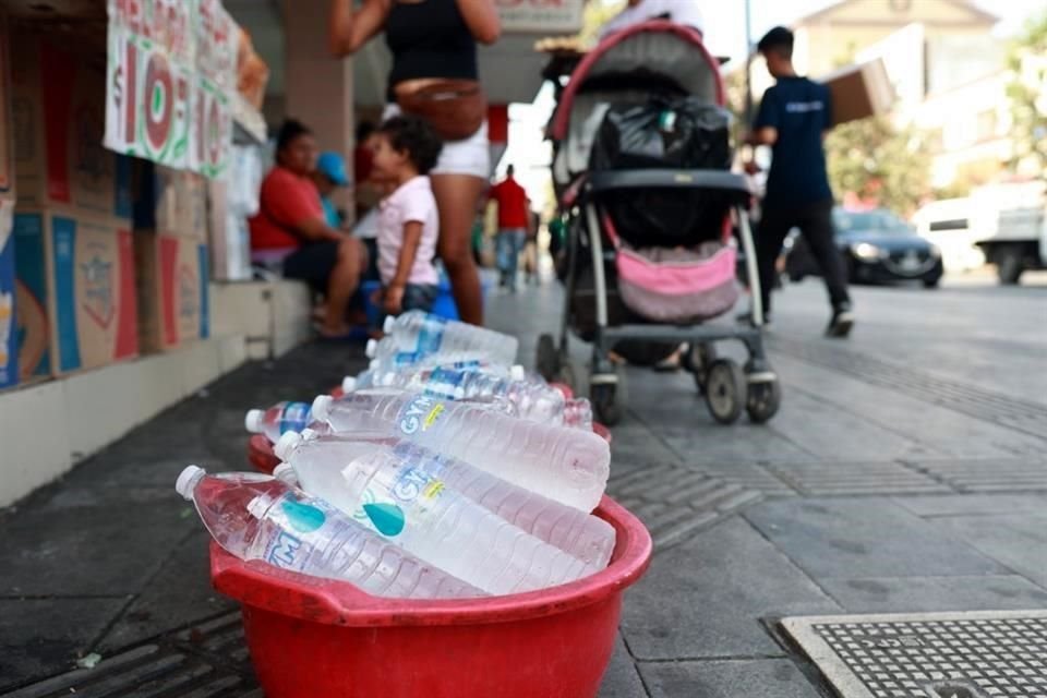 Y trabajadores informales aprovechan para vender aguas embotelladas.