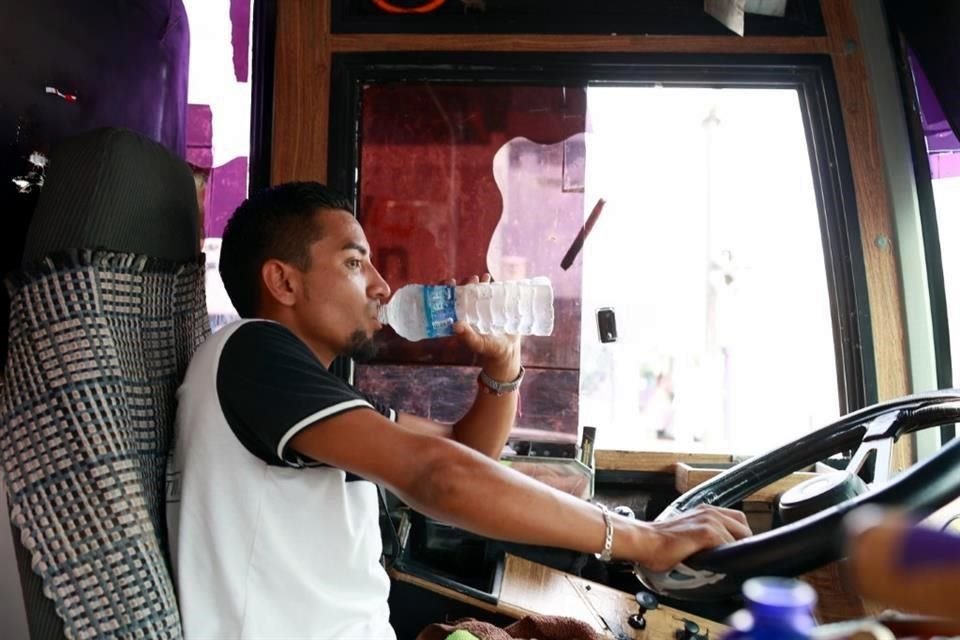 Muchas unidades de transporte público no cuentan con aire acondicionado o ventanas abiertas.