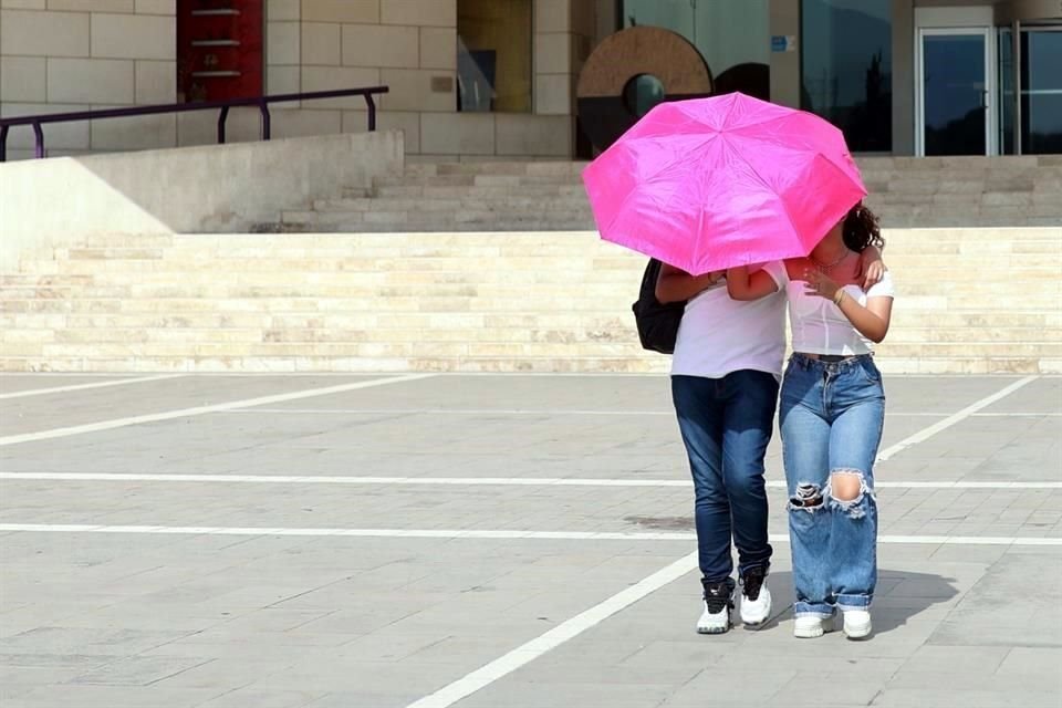 Ciudadanos sufren el alza de temperatura en el Área Metropolitana.