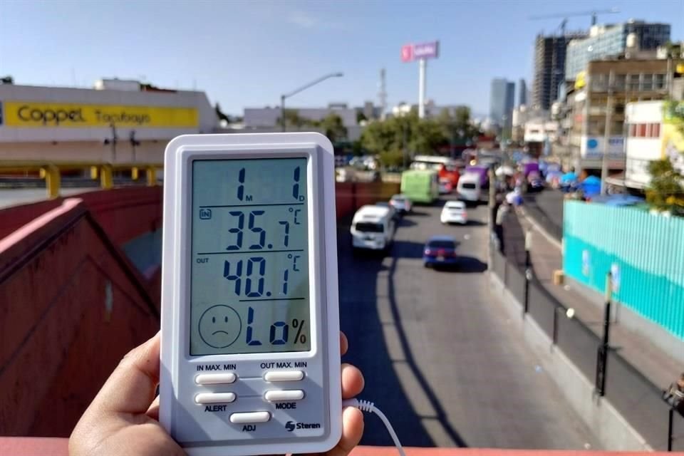 Cerca del Parque de Tacubaya el termómetro ambiental registró 40 grados y peatones no pudieron cubrirse por falta de árboles.