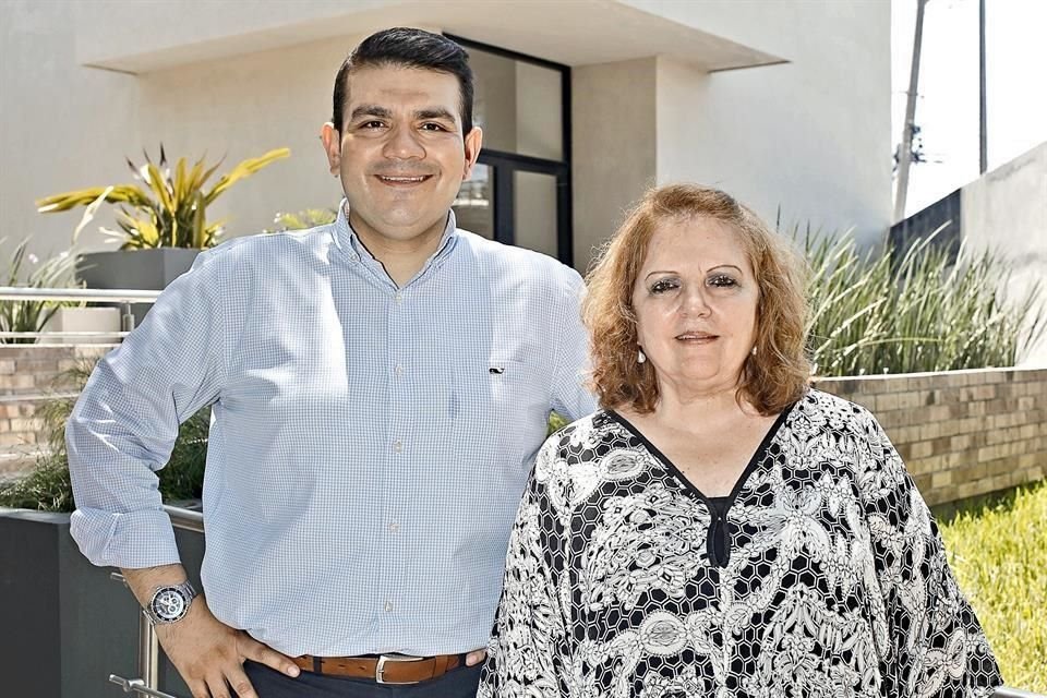 Moisés Cadena y Amelia de la Garza, director y presidenta.