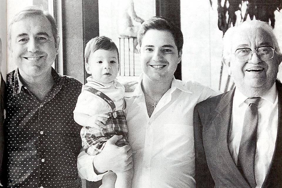 JUNIO 1999. Eugenio Clariond Reyes Retana, Eugenio Clariond Rangel cargando a Eugenio Clariond Sada, y Eugenio Clariond Garza