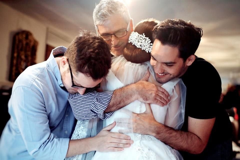 Alberto Familiar con sus  hijos Fernando, Alberto y Jimena Familiar Sánchez