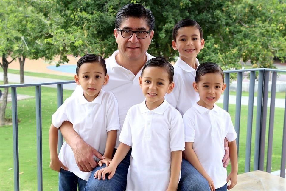 Carlos Aguilar Junto a sus hijos, Matteo Aguilar, Alejandro Aguilar, Marcelo Aguilar y Santiago Aguilar