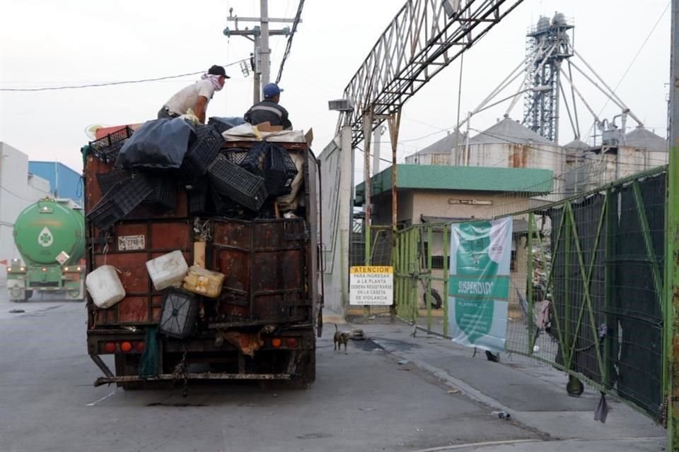 Ante la clausura, algunos recolectores no pudieron dejar la basura en el lugar.