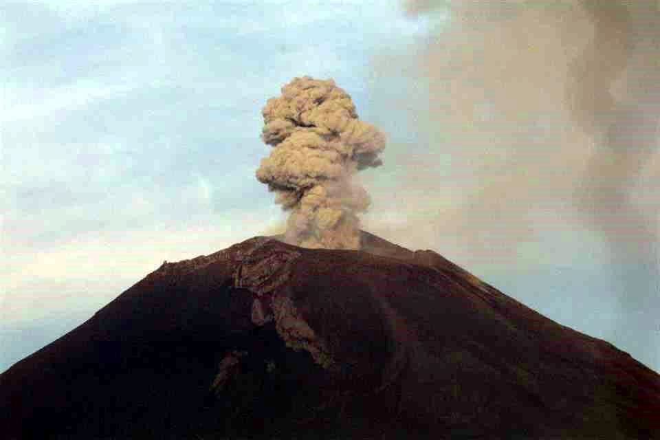 La ceniza del Volcán Popocatépetl puede llegar al sur de la Ciudad de México, informó la noche de este jueves la SGIRPC.