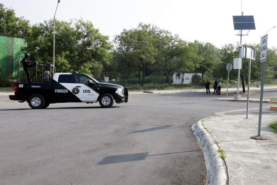 Policías de Fuerza Civil resguardan la entrada del parque La Pastora ante el posible traslado de animales.