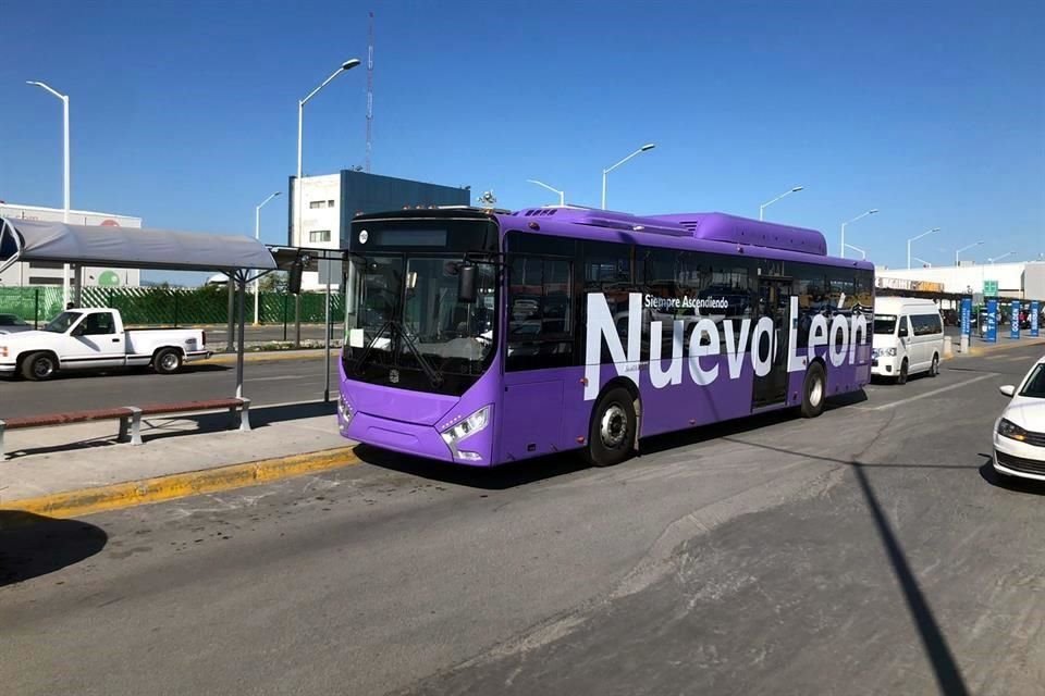 El Gobierno de Nuevo León lanzó hoy la licitación pública presencia internacional para la adquisición de 800 unidades de transporte público de gas natural vía arrendamiento por un periodo de 60 meses, es decir, cinco años.