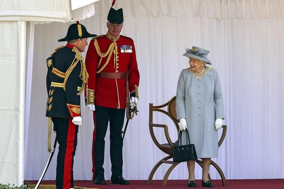 Isabel II presenció la ceremonia, en la que se mantuvo la distancia personal impuesta por el virus, desde una carpa instalada para la ocasión.