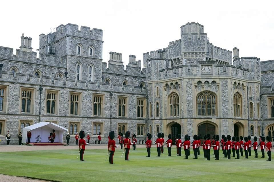 El Ejército de Gran Bretaña anunció una investigación luego de que un intruso se filtrara en las tropas que protegen a la reina Isabel II.