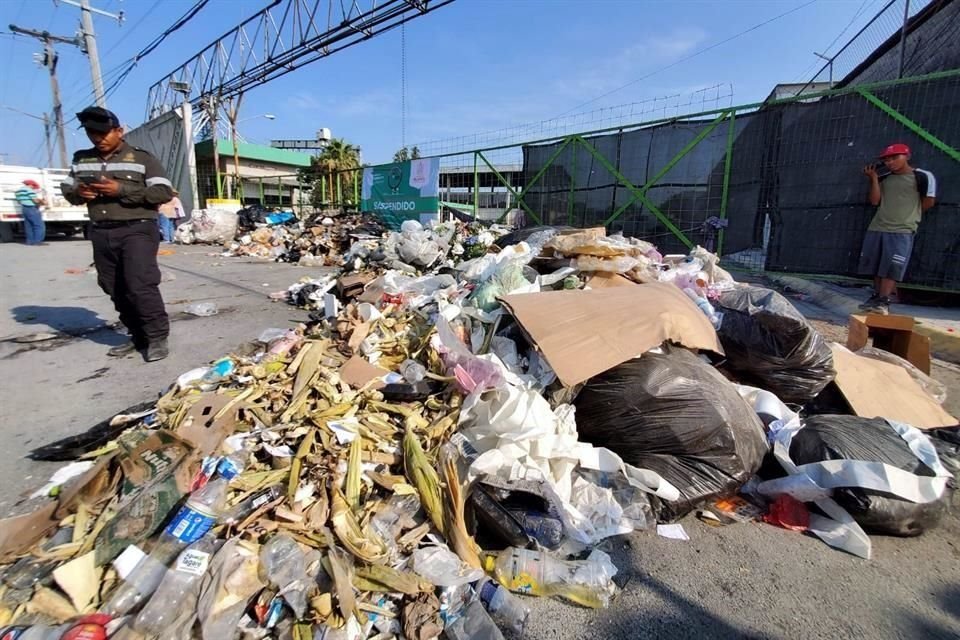 Carretoneros tiraron la basura afuera de las instalaciones de Simeprode, en Guadalupe, en protesta por el cierre de la planta.