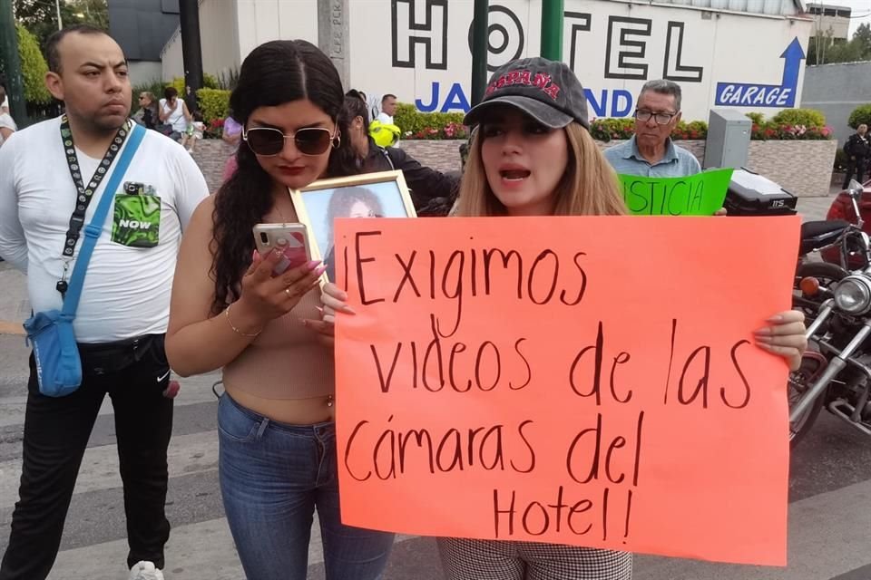 Familiares y amigos de Katia bloquearon el Eje 2 Flores Magón y Circuito, afuera del Hotel Jacarandas, para exigir las grabaciones que puedan ayudar a esclarecer el feminicidio.