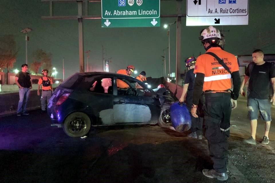 Una pareja en aparente estado de ebriedad, zigzaguea por la Avenida Lincoln. en Monterrey, y se estrellan contra un muro de contención.