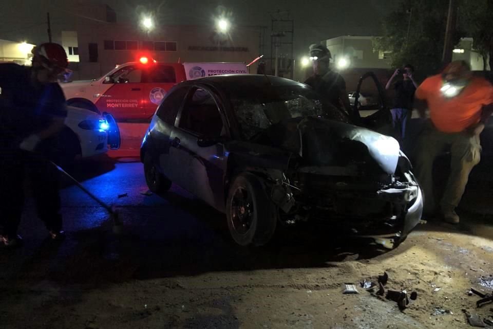 Una pareja en aparente estado de ebriedad, zigzaguea por la Avenida Lincoln. en Monterrey, y se estrellan contra un muro de contención.