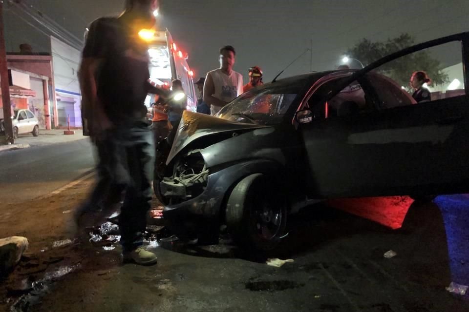 Una pareja en aparente estado de ebriedad, zigzaguea por la Avenida Lincoln. en Monterrey, y se estrellan contra un muro de contención.