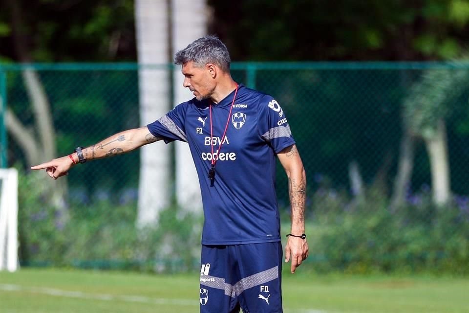 Fernando Ortiz, durante el entrenamiento de este sábado de Rayados en la Riviera Maya.