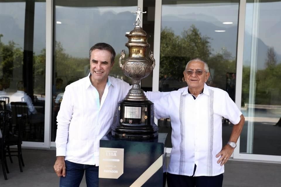 Luis Miguel Salvador y Jorge Urdiales posan con el trofeo del campeonato del Clausura 2003, durante el festejo en El Barrial que celebró los 20 años de la conquista del título.