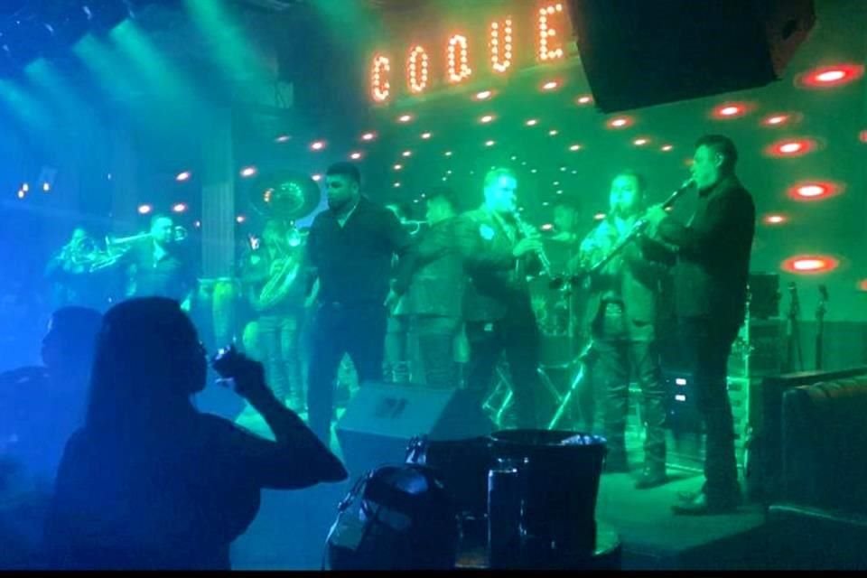 Después de la hora de cierre, La Coqueta opera con música en vivo y bebidas alcohólicas. Y se permite fumar.