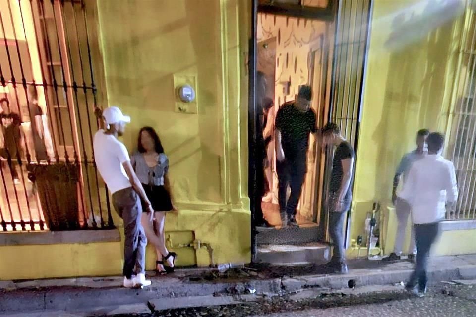 El Meteoro Pizza, en El Barrio, permitió la entrada de jóvenes después de las 2:00 horas.