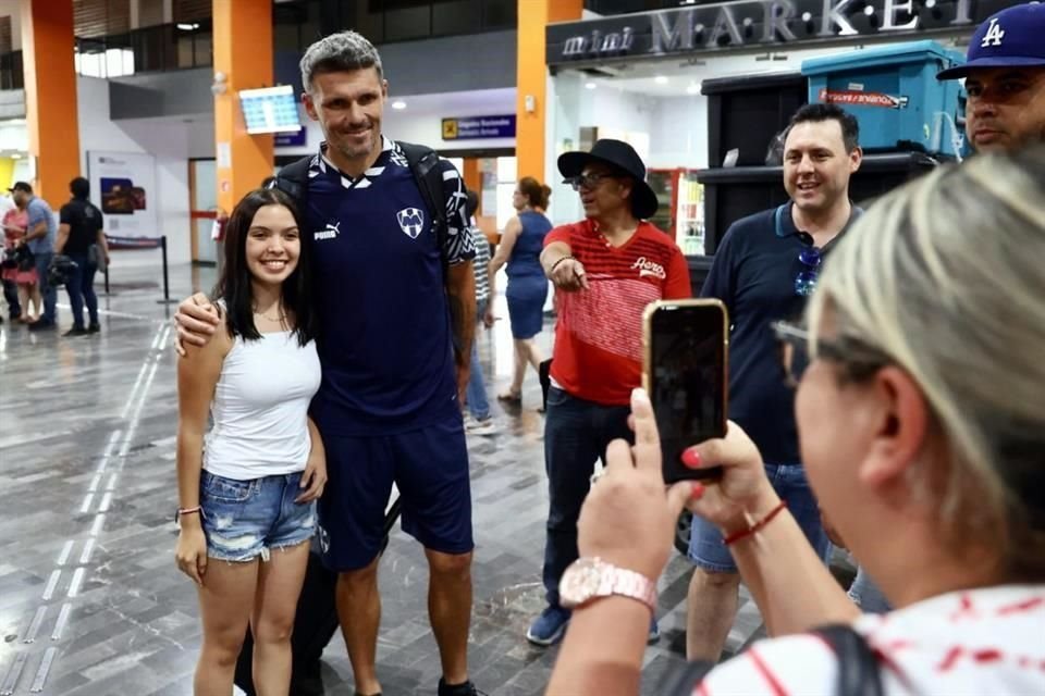 Tanto Fernando 'Tano' Ortiz como jugadores de Rayados atendieron a aficionados en el aeropuerto.