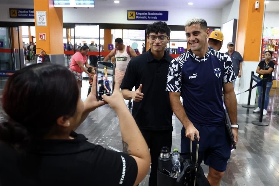 Germán Berterame posando para una fotografía con un seguidor.