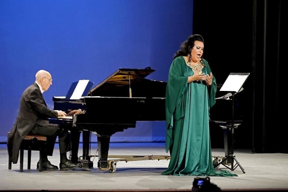 Acompañada al piano por Maurizio Colacicchi, la soprano argentina se presentó en el Aula Magna ayer por la tarde.