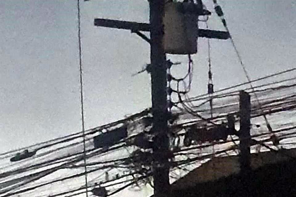 Fue alrededor de las 22:00 horas cuando vecinos reportaron el estallido de un transformador que dejó sin luz a la Avenida Las Palmas, en la Colonia Villa Dorada.