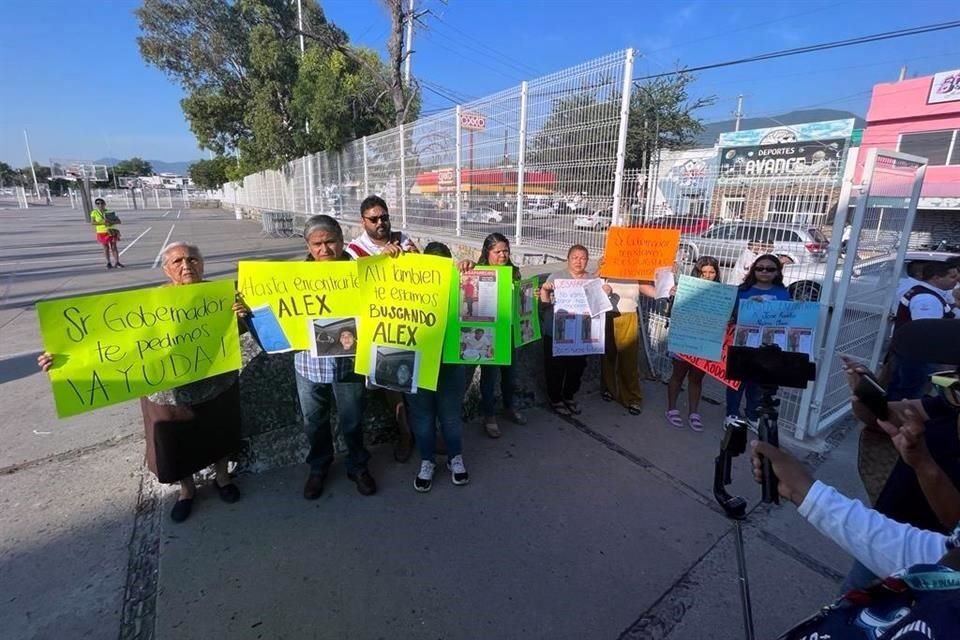 Un grupo de familiares de dos jóvenes que están desaparecidos desde el 10 de junio realizó una protesta durante un evento del Gobernador Américo Villarreal.