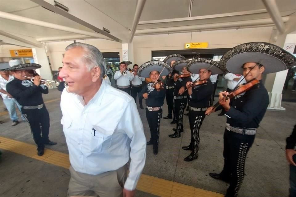 Adán Augusto López inició su jornada de este lunes en Puerto Vallarta, Jalisco.