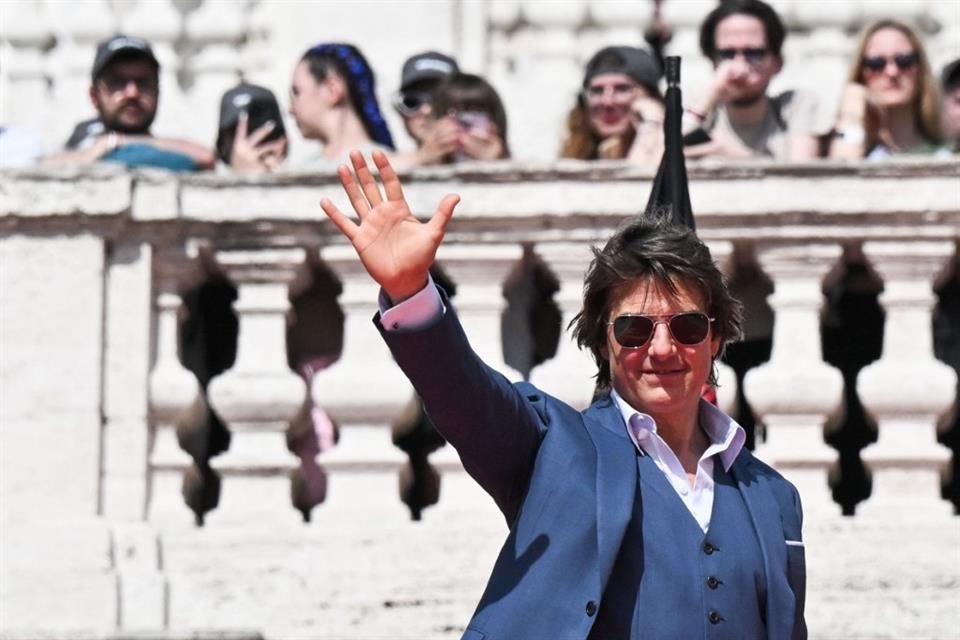 Tom Cruise se detiene para saludar a los fans que acudieron a la premiere de 'Mission: Impossible - Dead Reckoning' en Roma.