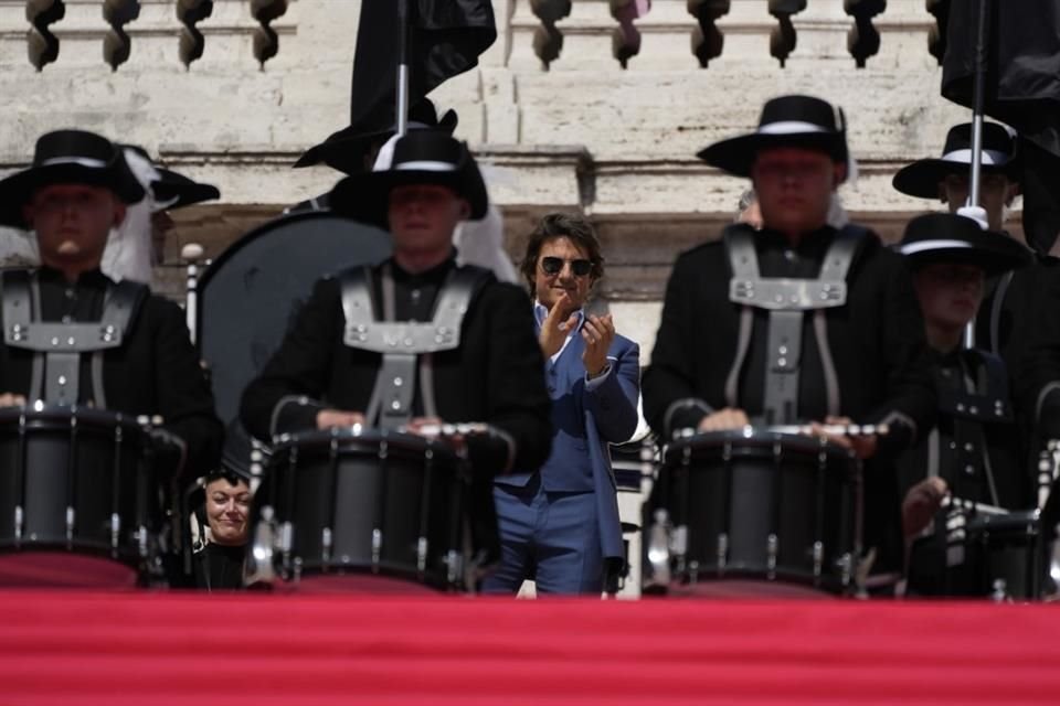 Aplaude Tom Cruise a los músicos en la premiere de 'Mission: Impossible - Dead Reckoning' en Roma.