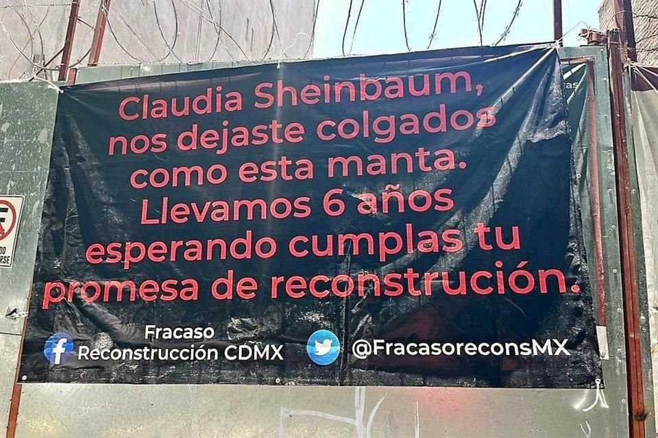 'Sheinbaum, nos dejaste colgados' se leía en una manta que  damnificados colocaron en un edificio que no se ha reconstruido tras el 19-S.