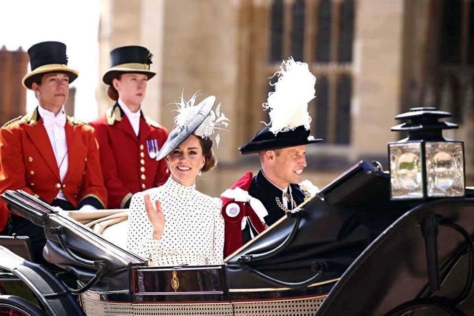 El Príncipe Guillermo, heredero al trono británico, y Catalina lucieron sombreros con plumas de avestruz.