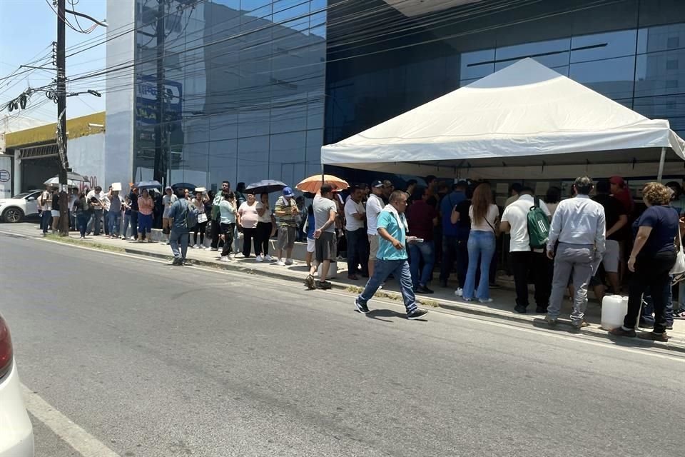 Las personas hacen fila afuera del edificio y en un estacionamiento aledaño a la sede del SAT, en el Centro de la Ciudad, con temperaturas superiores a los 40 grados.
